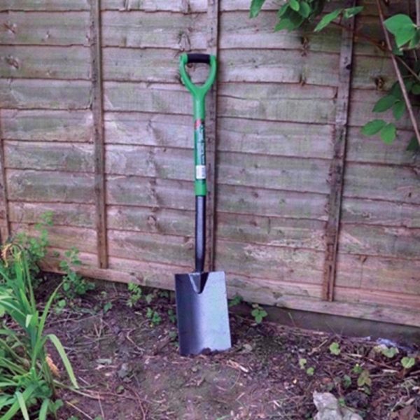 KINGFISHER CARBON STEEL DIGGING SPADE