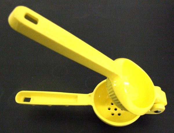 19CM CAST ALUMINIUM YELLOW LEMON PRESS BARTENDERS TOOL ( NO DATE )