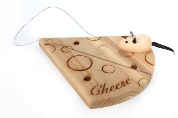 WOODEN CHEESE BOARD WITH MOUSE