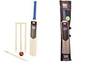 M.Y. SIZE 5 CRICKET SET IN MESH CARRY BAG