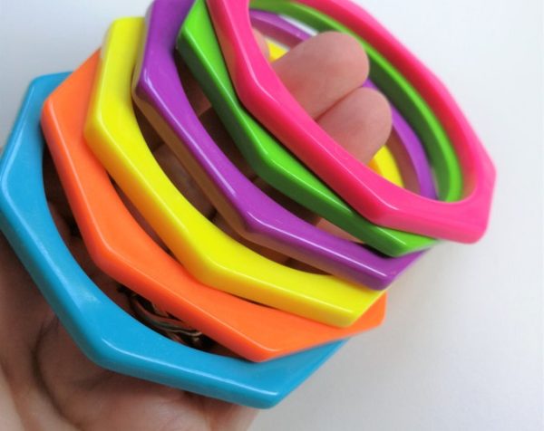 PLASTIC RAINBOW BANGLE 6 PCS