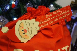 CUTE SANTA CHRISTMAS GLITTER GIANT WOODEN MAGIC SANTA KEY NOVELTY DECORATION .. NO CHIMNEY
